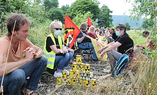 Juli 2021: 250 Demonstranten blockieren symbolisch die Zufahrtsgleise zum ehemaligen AKW in Würgassen. - Manuela Puls Juli 2021: 250 Demonstranten blockieren symbolisch die Zufahrtsgleise zum ehemaligen AKW in Würgassen. - Manuela Puls