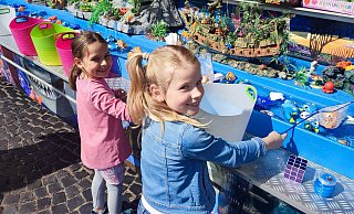 Für Merle (7) und Liliana (7) hat sich der Gang über das Frühlingsfest gelohnt. - Anastasia von Fugler Für Merle (7) und Liliana (7) hat sich der Gang über das Frühlingsfest gelohnt. - Anastasia von Fugler