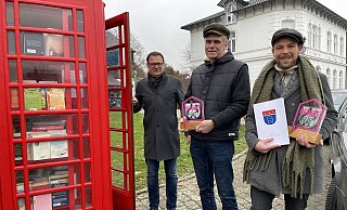 Bürgermeister Lars Bökenkröger (v.l.) beglückwünscht Rainer Labie von der Initiative "Zusammen sind wir Rehme" und Christian Barnbeck vom Heimatverein als Ausgezeichnete des diesjährigen Heimatpreises. - Elke Niedringhaus-Haasper Bürgermeister Lars Bökenkröger (v.l.) beglückwünscht Rainer Labie von der Initiative "Zusammen sind wir Rehme" und Christian Barnbeck vom Heimatverein als Ausgezeichnete des diesjährigen Heimatpreises. - Elke Niedringhaus-Haasper