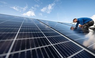 In der Region OWL steigt der Anteil von Photovoltaik am Stromverbrauch. Zwei Kreise glänzen besonders. - Marijan Murat In der Region OWL steigt der Anteil von Photovoltaik am Stromverbrauch. Zwei Kreise glänzen besonders. - Marijan Murat