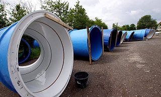 Die Elemente für die nigelnagelneue Rutsche im Aqua Fun liegen auf dem Parkplatz Im Obrock parat. - Niklas Krämer Die Elemente für die nigelnagelneue Rutsche im Aqua Fun liegen auf dem Parkplatz Im Obrock parat. - Niklas Krämer