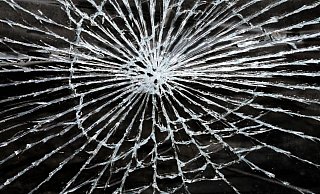 Nachdem die 25-Jährige zur Seite gefahren war, trat der wütende Ex-Frau die Windschutzscheibe des Wagens kaputt. - Symbolfoto: pixabay / Creative Commons Nachdem die 25-Jährige zur Seite gefahren war, trat der wütende Ex-Frau die Windschutzscheibe des Wagens kaputt. - Symbolfoto: pixabay / Creative Commons