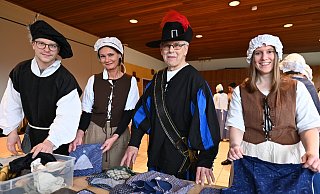 Beim Stöbern Lukas Brillo, Jeanett Sagel, Karl-Josef Kruse und Judith Steiner - Thomas Kube Beim Stöbern Lukas Brillo, Jeanett Sagel, Karl-Josef Kruse und Judith Steiner - Thomas Kube