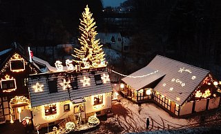 Bei Gürtler Elektrotechnik gehen auch in diesem Jahr wieder die Lichter zum "Christmas Light" an - ob diesmal auch Schnee fallen wird? - Gürtler Bei Gürtler Elektrotechnik gehen auch in diesem Jahr wieder die Lichter zum "Christmas Light" an - ob diesmal auch Schnee fallen wird? - Gürtler