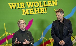 Britta Haßelmann und Robert Habeck (beide Grüne) erfahren durch Lützerath viel Widerstand. - Fabian Sommer Britta Haßelmann und Robert Habeck (beide Grüne) erfahren durch Lützerath viel Widerstand. - Fabian Sommer