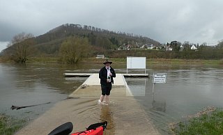 Im Hochwasser: Norbert Müller auf dem neuen Steg. - Michaela Bast Im Hochwasser: Norbert Müller auf dem neuen Steg. - Michaela Bast