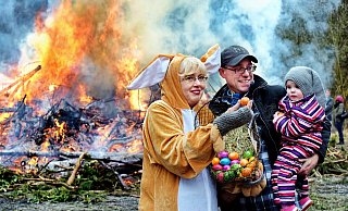 In einigen Stadtbezirken werden in diesem Jahr wieder Osterfeuer veranstaltet. Die locken vielleicht den Osterhasen an, wie hier auf dem Archivbild von 2018. - Barbara Franke In einigen Stadtbezirken werden in diesem Jahr wieder Osterfeuer veranstaltet. Die locken vielleicht den Osterhasen an, wie hier auf dem Archivbild von 2018. - Barbara Franke
