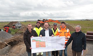 Martin Westermeier (vorne, v. l.), Peter Finke, David Kirchhoff und Thomas Dresbur von der Stadt Salzkotten und die Bauunternehmer Jan und Franz Bölte (hinten v. l.) präsentieren den Bauplan vor dem großen Areal im Osterfeld. - Uwe Müller Martin Westermeier (vorne, v. l.), Peter Finke, David Kirchhoff und Thomas Dresbur von der Stadt Salzkotten und die Bauunternehmer Jan und Franz Bölte (hinten v. l.) präsentieren den Bauplan vor dem großen Areal im Osterfeld. - Uwe Müller