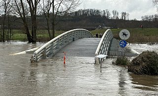 Das Hochwasser in Löhne an der Karl-Kröger-Brücke zwischen Obernbeck und Löhne-Ort. - Jörg Stuke Das Hochwasser in Löhne an der Karl-Kröger-Brücke zwischen Obernbeck und Löhne-Ort. - Jörg Stuke