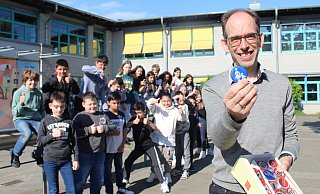 Die Schüler der Grundschule Bünde-Mitte versuchen, sich seit neustem nicht mehr von ihren Eltern bis vor die Schule fahren zu lassen. Die Schulaktion sei ein durchschlagender Erfolg, sagt der Schulleiter Sven Bartling. Für das Mitmachen bekommen die Schüler Schokolade, gesponsert vom Förderverein. - Anastasia von Fugler Die Schüler der Grundschule Bünde-Mitte versuchen, sich seit neustem nicht mehr von ihren Eltern bis vor die Schule fahren zu lassen. Die Schulaktion sei ein durchschlagender Erfolg, sagt der Schulleiter Sven Bartling. Für das Mitmachen bekommen die Schüler Schokolade, gesponsert vom Förderverein. - Anastasia von Fugler