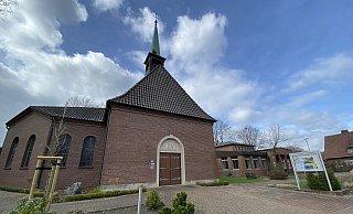 Die Dehmer Kirche und das angrenzende Jochen-Klepper-Haus stehen zur Disposition. Die Gemeinde Eidinghausen-Dehme muss aus finanziellen Gründen die Gebäude aufgeben. - Nicole Sielermann Die Dehmer Kirche und das angrenzende Jochen-Klepper-Haus stehen zur Disposition. Die Gemeinde Eidinghausen-Dehme muss aus finanziellen Gründen die Gebäude aufgeben. - Nicole Sielermann