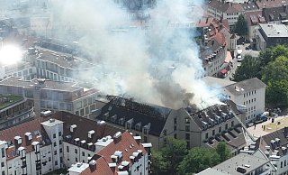 Großbrand in der Altstadt: Das Dach des Golden Tulip Hotels geht in Flammen auf. - Willi Teuber Großbrand in der Altstadt: Das Dach des Golden Tulip Hotels geht in Flammen auf. - Willi Teuber