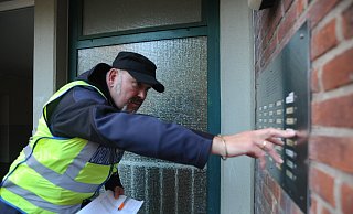 Ein Mitarbeiter des Ordnungsamtes klingelt an einer Wohnungstür. - Symbolbild: Joern Spreen-Ledebur Ein Mitarbeiter des Ordnungsamtes klingelt an einer Wohnungstür. - Symbolbild: Joern Spreen-Ledebur