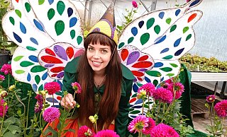 Niedlich: Elfe Holli ist die Botschafterin der Landesgartenschau, hier inmitten voll blühender Dahlien, die extra gezüchtet wurden. - LGS Höxter Niedlich: Elfe Holli ist die Botschafterin der Landesgartenschau, hier inmitten voll blühender Dahlien, die extra gezüchtet wurden. - LGS Höxter