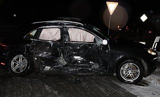 Der Porsche wurde an der Beifahrerseite bei der Kollision stark zerstört. - Polizei Der Porsche wurde an der Beifahrerseite bei der Kollision stark zerstört. - Polizei