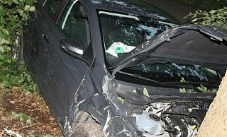 Das beschädigte Auto: Junge Frau kommt in Bad Oeynhausen von der Fahrbahn ab und prallt gegen einen Baum. - Polizei Minden-Lübbecke Das beschädigte Auto: Junge Frau kommt in Bad Oeynhausen von der Fahrbahn ab und prallt gegen einen Baum. - Polizei Minden-Lübbecke