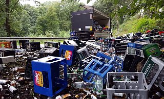 Ein Haufen Flaschen: Gut die Hälfte der Ladung des Lastwagens landete auf der Straße. Die Straße musste halbseitig gesperrt werden. - David Schellenberg Ein Haufen Flaschen: Gut die Hälfte der Ladung des Lastwagens landete auf der Straße. Die Straße musste halbseitig gesperrt werden. - David Schellenberg