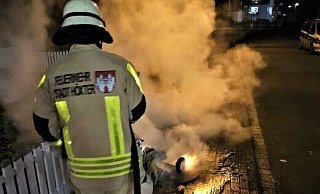 Eine gelbe 240-Liter-Tonne brannte am späten Samstag in Höxter, zuvor erwischte es dort eine Papiertonne. - FFW Höxter Eine gelbe 240-Liter-Tonne brannte am späten Samstag in Höxter, zuvor erwischte es dort eine Papiertonne. - FFW Höxter