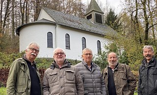 Viel Engagement zusammen mit handwerklichem Know-how zeigen die ehrenamtlichen Helfer. Johannes Stefan Müller (v. l.), Wilhelm Kleinemeier, Josef Wolfförster, Hans-Gerd Lappe und Bernd Müller renovieren die Hedwigskapelle an der Hermannstraße. - Horst Biere Viel Engagement zusammen mit handwerklichem Know-how zeigen die ehrenamtlichen Helfer. Johannes Stefan Müller (v. l.), Wilhelm Kleinemeier, Josef Wolfförster, Hans-Gerd Lappe und Bernd Müller renovieren die Hedwigskapelle an der Hermannstraße. - Horst Biere