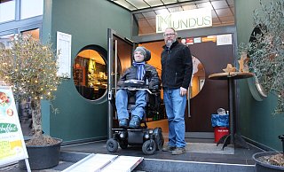 Der Vorsitzende des Vereins für Menschen mit Behinderungen Hochstift Paderborn, Georges Gourie (l.), und Mundus-Betreiber Oliver Vogt freuen sich darüber, dass die Rampe für die Eingangsstufen des Restaurants endlich genutzt werden kann. - Moritz Jülich Der Vorsitzende des Vereins für Menschen mit Behinderungen Hochstift Paderborn, Georges Gourie (l.), und Mundus-Betreiber Oliver Vogt freuen sich darüber, dass die Rampe für die Eingangsstufen des Restaurants endlich genutzt werden kann. - Moritz Jülich