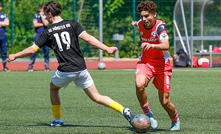 Arminias U17-Spieler Eyyüb Yasar (r.) bekommt es mit seiner Elf zum Saisonstart mit dem Nachwuchs des SC Paderborn zu tun. - Andreas Zobe Arminias U17-Spieler Eyyüb Yasar (r.) bekommt es mit seiner Elf zum Saisonstart mit dem Nachwuchs des SC Paderborn zu tun. - Andreas Zobe