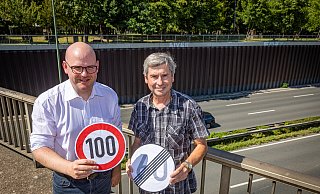 Lieber Tempo 100 statt Tempo 60 auf dem Ostwestfalendamm. Die FDP-Politiker Jan Maik Schlifter (l.) und Rainer Seifert zeigen das mit kleinen Schildern auf der Brücke Haller Weg. - Mike-Dennis Müller / www.mdm.photo Lieber Tempo 100 statt Tempo 60 auf dem Ostwestfalendamm. Die FDP-Politiker Jan Maik Schlifter (l.) und Rainer Seifert zeigen das mit kleinen Schildern auf der Brücke Haller Weg. - Mike-Dennis Müller / www.mdm.photo