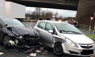 Die Autos mussten abgeschleppt werden. - Polizei Minden-Lübbecke Die Autos mussten abgeschleppt werden. - Polizei Minden-Lübbecke