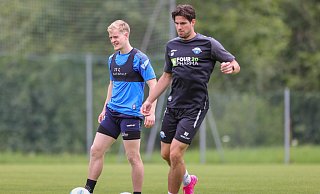 Zuletzt trainierte Mattes Hansen (l.) individuell unter Reha-Coach Nils Vogt. Nun muss er erneut lange pausieren. - Oliver Krato Zuletzt trainierte Mattes Hansen (l.) individuell unter Reha-Coach Nils Vogt. Nun muss er erneut lange pausieren. - Oliver Krato