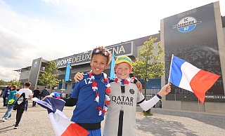 Die beiden Fans Samuel (l.) und Nis, beide 10 Jahre alt, freuen sich vor der Home-Deluxe-Arena in Paderborn auf das Training der französischen Nationalmannschaft. - Oliver Krato Die beiden Fans Samuel (l.) und Nis, beide 10 Jahre alt, freuen sich vor der Home-Deluxe-Arena in Paderborn auf das Training der französischen Nationalmannschaft. - Oliver Krato
