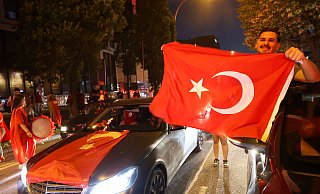 Fans der Türkei feiern den Einzug ins EM-Viertelfinale, auch in Paderborn kommt es wieder zu Autokorsos. (Archivbild) - dpa Fans der Türkei feiern den Einzug ins EM-Viertelfinale, auch in Paderborn kommt es wieder zu Autokorsos. (Archivbild) - dpa