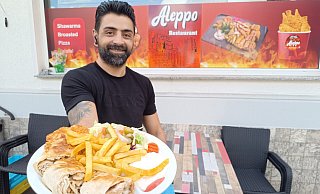 Fadel Cheikhomar mit einem Shawarma-Teller, den es im Aleppo im Mittagsangebot gibt. - Sven Hauhart Fadel Cheikhomar mit einem Shawarma-Teller, den es im Aleppo im Mittagsangebot gibt. - Sven Hauhart