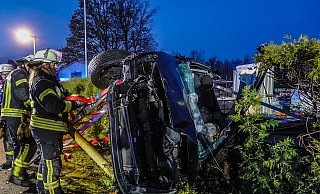 Das schwer beschädigte Fahrzeug musste später abgeschleppt werden. - Paul Brinkmann Das schwer beschädigte Fahrzeug musste später abgeschleppt werden. - Paul Brinkmann