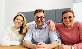 Sarah Grüß (l.,37), Fabian Henze (42) und Eva Hüwe (35) wollten das Konzept ihres Start-ups „strassenglueck“ noch in diesem Jahr auf weitere Städte ausrollen. Geplant waren Osnabrück und Köln – doch daraus wird nichts. - Lena Vanessa Niewald Sarah Grüß (l.,37), Fabian Henze (42) und Eva Hüwe (35) wollten das Konzept ihres Start-ups „strassenglueck“ noch in diesem Jahr auf weitere Städte ausrollen. Geplant waren Osnabrück und Köln – doch daraus wird nichts. - Lena Vanessa Niewald