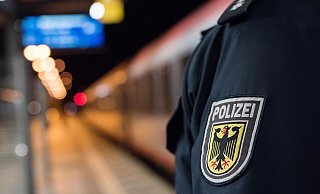 Nach der Prügelattacke wartete am Bahnsteig die Bundespolizei. - Symbolbild: Bundespolizei Nach der Prügelattacke wartete am Bahnsteig die Bundespolizei. - Symbolbild: Bundespolizei