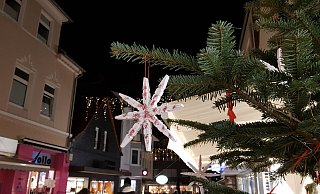 Die Lange Straße ist zum Weihnachtsmarkt wieder stimmungsvoll geschmückt. - Heike von Schulz Die Lange Straße ist zum Weihnachtsmarkt wieder stimmungsvoll geschmückt. - Heike von Schulz
