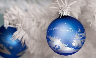 Die Christbaumkugeln aus Glas schmücken zwei bekannte Warburger Motive. - Stadt Warburg Die Christbaumkugeln aus Glas schmücken zwei bekannte Warburger Motive. - Stadt Warburg