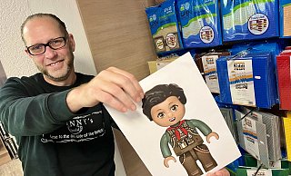 in seinem Ladenlokal an der Detmolder Straße in Paderborn zeigt Thorsten Klahold, wie die von ihm gestalteten Figuren bedruckt aussehen könnten. Es gibt verschiedene Haarteile, und jede Menge Farben stehen zur Auswahl. Die Figur hat er sich rechtlich schützen lassen in Europa, Asien und Nordamerika. - Jens Reddeker in seinem Ladenlokal an der Detmolder Straße in Paderborn zeigt Thorsten Klahold, wie die von ihm gestalteten Figuren bedruckt aussehen könnten. Es gibt verschiedene Haarteile, und jede Menge Farben stehen zur Auswahl. Die Figur hat er sich rechtlich schützen lassen in Europa, Asien und Nordamerika. - Jens Reddeker