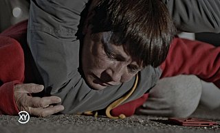 In der TV-Sendung "Aktenzeichen XY...ungelöst" wurde die Würgeattacke von Sennestadt in einem Film mit Schauspielern nachgestellt. - Screenshot: Aktenzeichen XY / ZDF In der TV-Sendung "Aktenzeichen XY...ungelöst" wurde die Würgeattacke von Sennestadt in einem Film mit Schauspielern nachgestellt. - Screenshot: Aktenzeichen XY / ZDF