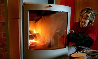 Die Energiekrise war für so viele Menschen ein Argument, sich einen Ofen anzuschaffen, dass die Hersteller nicht mehr hinterherkamen. - Verwendung weltweit, usage worldwide Die Energiekrise war für so viele Menschen ein Argument, sich einen Ofen anzuschaffen, dass die Hersteller nicht mehr hinterherkamen. - Verwendung weltweit, usage worldwide