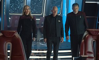 Jeri Ryan als Seven (v.l.), Patrick Stewart als Picard und Jonathan Frakes als Riker in einer Episode aus "Star Trek Picard". - Nicole Wilder/PARAMOUNT+/Amazon Prime Video/dpa Jeri Ryan als Seven (v.l.), Patrick Stewart als Picard und Jonathan Frakes als Riker in einer Episode aus "Star Trek Picard". - Nicole Wilder/PARAMOUNT+/Amazon Prime Video/dpa
