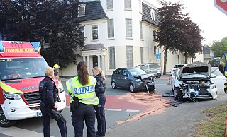 Die Fahrer der beiden Pkws waren nicht mehr am Unfallort. - Anastasia von Fugler Die Fahrer der beiden Pkws waren nicht mehr am Unfallort. - Anastasia von Fugler