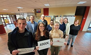Freuen sich über den Spendenlauf der Realschule Bünde-Nord: Leon Brant (v.l.), Klara Michael, Leonie Bauer, sowie (hinten von links) Guido Broziewski Blomenkamp, Andreas Kraske, Schemma Khalis-Zribi, Jutta Kruse, Kettlyn Scheiding und Petra Lorscheter. Foto: Weyand - Florian Weyand Freuen sich über den Spendenlauf der Realschule Bünde-Nord: Leon Brant (v.l.), Klara Michael, Leonie Bauer, sowie (hinten von links) Guido Broziewski Blomenkamp, Andreas Kraske, Schemma Khalis-Zribi, Jutta Kruse, Kettlyn Scheiding und Petra Lorscheter. Foto: Weyand - Florian Weyand