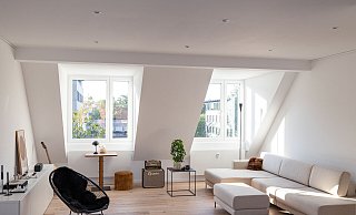 Im offenen Wohnbereich greifen schwarze Möbel und Accesoires, wie ein Sessel, der Beistelltisch oder Kerzenleuchter, die dunklen Astlöcher des hellen Eichenparketts auf. Ansonten ist weniger hier mehr - und Helligkeit angesagt. - Oliver Krato Im offenen Wohnbereich greifen schwarze Möbel und Accesoires, wie ein Sessel, der Beistelltisch oder Kerzenleuchter, die dunklen Astlöcher des hellen Eichenparketts auf. Ansonten ist weniger hier mehr - und Helligkeit angesagt. - Oliver Krato