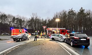 Drei Autos kollidierten am Montagmorgen miteinander in Rheda-Wiedenbrück. Zwei der Wagen erlitten jeweils einen Totalschaden. - Thorsten Heß Drei Autos kollidierten am Montagmorgen miteinander in Rheda-Wiedenbrück. Zwei der Wagen erlitten jeweils einen Totalschaden. - Thorsten Heß