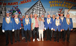 Einige der noch elf lebenden Gründungsmitglieder posieren mit dem ersten Prinzenpaar des Scharmeder Karnevals, Inge und Gerd Wiehmeier. - Johannes Büttner Einige der noch elf lebenden Gründungsmitglieder posieren mit dem ersten Prinzenpaar des Scharmeder Karnevals, Inge und Gerd Wiehmeier. - Johannes Büttner