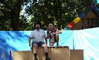 Pippi Langstrumpf (Ann-Britta Dohle) und ihr Freund Tommy (Marius Meschede) an Bord der Hoppetosse. - Lisa Richter Pippi Langstrumpf (Ann-Britta Dohle) und ihr Freund Tommy (Marius Meschede) an Bord der Hoppetosse. - Lisa Richter