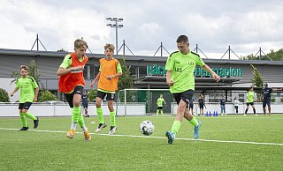 130 Kinder kicken im 12. Fussball-Trainingslager und konnten sich in verschiedenen Techniken erproben - Jona Steffmann 130 Kinder kicken im 12. Fussball-Trainingslager und konnten sich in verschiedenen Techniken erproben - Jona Steffmann