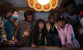 Natalia Dyer (v.l.) als Nancy Wheeler, Gaten Matarazzo als Dustin Henderson, Joe Keery als Steve Harrington, Joseph Quinn als Eddie Munson, Maya Hawke als Robin Buckley, Priah Ferguson als Erica Sinclair, Sadie Sink als Max Mayfield und Caleb McLaughlin als Lucas Sinclair in einer Szene der 4. Staffel aus "Stranger Things". - Courtesy Of Netflix/dpa Natalia Dyer (v.l.) als Nancy Wheeler, Gaten Matarazzo als Dustin Henderson, Joe Keery als Steve Harrington, Joseph Quinn als Eddie Munson, Maya Hawke als Robin Buckley, Priah Ferguson als Erica Sinclair, Sadie Sink als Max Mayfield und Caleb McLaughlin als Lucas Sinclair in einer Szene der 4. Staffel aus "Stranger Things". - Courtesy Of Netflix/dpa