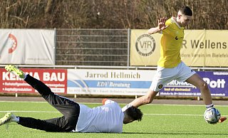 Wellensieks Mussa Arifi umkurvt Canlars Torwart Patrick Richter. Arifi traf beim 4:0-Erfolg doppelt. - Peter Unger Wellensieks Mussa Arifi umkurvt Canlars Torwart Patrick Richter. Arifi traf beim 4:0-Erfolg doppelt. - Peter Unger