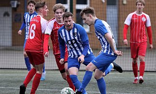 FCO-Stürmer Robin Reimer (rechts im blauen Dress) mit Ball am Fuß, beobachtet von Mitspieler Julian Meyer. - Egon Bieber FCO-Stürmer Robin Reimer (rechts im blauen Dress) mit Ball am Fuß, beobachtet von Mitspieler Julian Meyer. - Egon Bieber